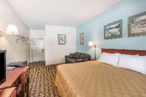 Super 8 by Wyndham Knoxville Downtown Area image 1