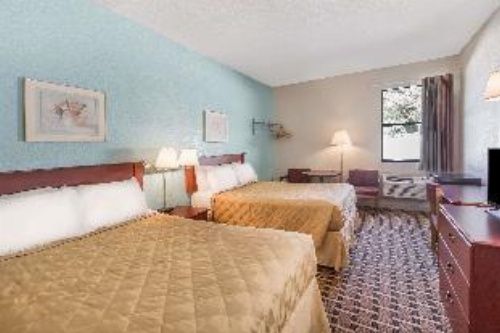 Super 8 by Wyndham Knoxville Downtown Area image 2
